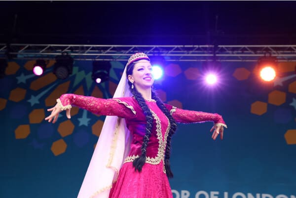 Londondagi “Maydondagi hayit bayrami” festivali o‘zbek musiqa, raqs va moda sanʼatini tarannum etishni istagan 18 ming nafar qiziquvchini atrofiga jamladi 
